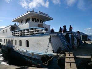 bateau au départ de Larantuka