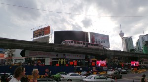 écran géant et monorail