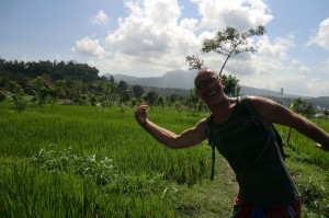 Rizières avec le volcan Agung en fond