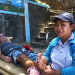 Massage de pieds pour 1€ à Padangbai (blue lagoon beach)