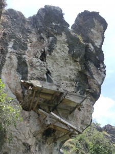 sépultures sur flanc de falaise