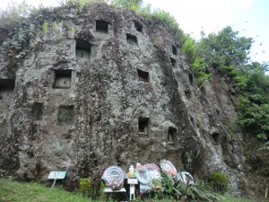 Tombes dans la roche