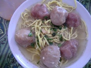 bakso babi au marché! pas mauvais mais un peu caoutchouteux le porc