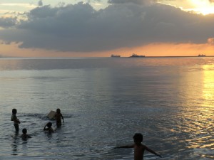 enfants se baignant dans une eau presque propre