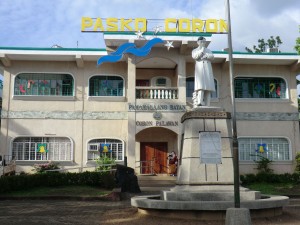 La mairie avec la statue de Rizal