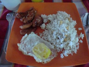un autre petit déj classique...riz, oeuf et poulet