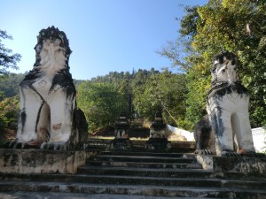 escaliers menant au temple