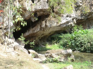 rivière sortant de la grotte