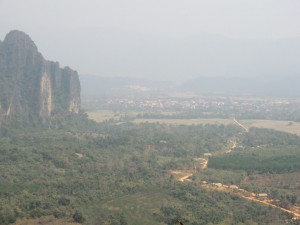 vue sur Vang Vieng au loin