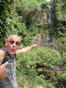 Thierry découvre la cascade