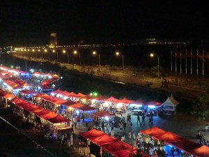 marché de nuit devant le mékong