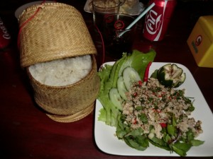 plat national...laap poulet et riz gluant