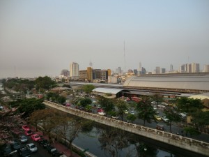 la gare de Hua Lamphong devant