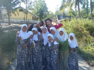 des gamines à la sortie de l'école