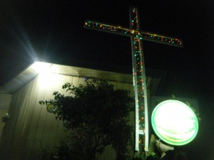 croix devant les maisons à Mamasa...Noël avant l'heure!