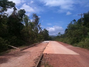 typique du pays... Les routes se font par tronçons