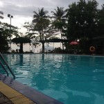 piscine avec l'île de Bunaken en fond