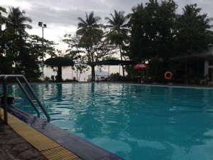 piscine avec l'île de Bunaken en fond